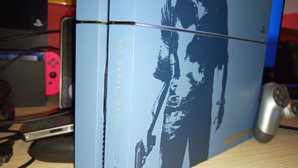 PS4 UNCHARTED 1 TB  + comando.