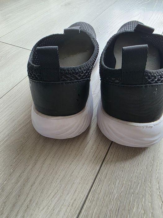 Sneakersy  z białą podeszwą marki Eskandalo & Kaos