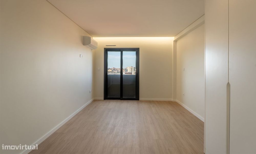 Apartamento T3 com ampla varanda e garagem