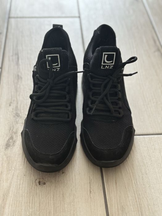 Кросівки жіночі осінні