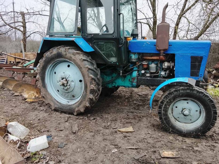 Трактор білорус з плугом