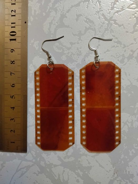 Brincos feitos com negativos de fotografias