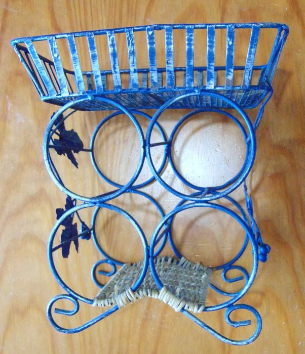 Pequeno cesto decorativo (capacidade para 4 garrafas deitadas).