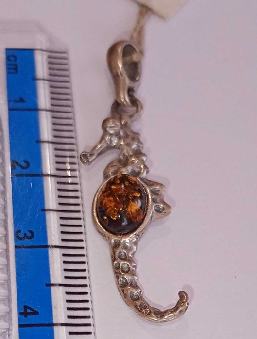 Srebrna zawieszka z bursztynem