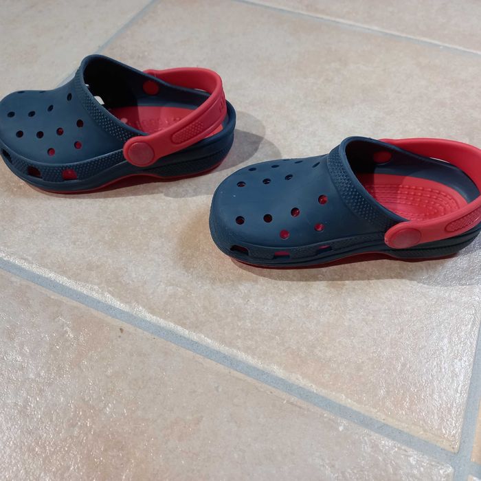 2 pares de Crocs criança 24