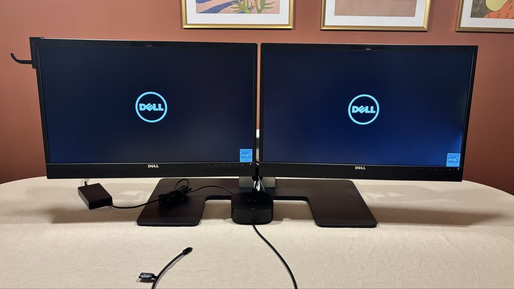 Monitores Dell com base e dock station HP