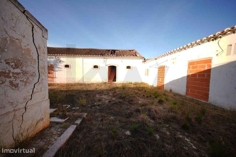 Oportunidade Única: Quinta Centenária para Recuperar em Localização Pr