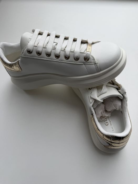 Guess Кросівки жіночі , шкіряні , білі з золотою вставкою, 36р