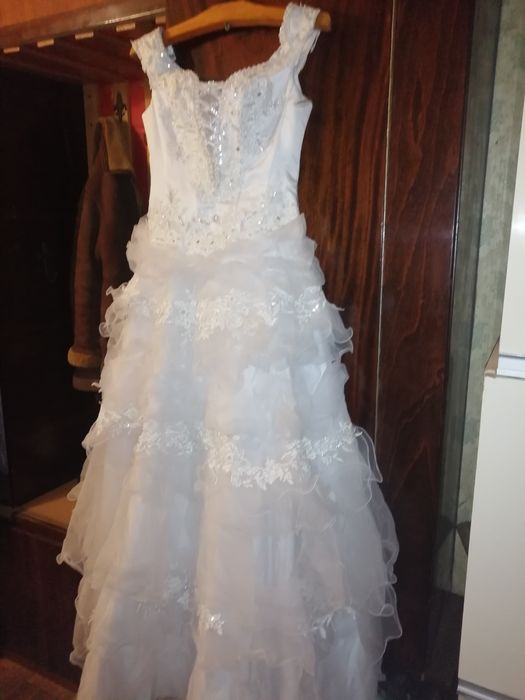 Гарна  весільна сукня