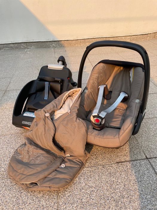 Ovo Bebéconfort com base isofix e capa para frio