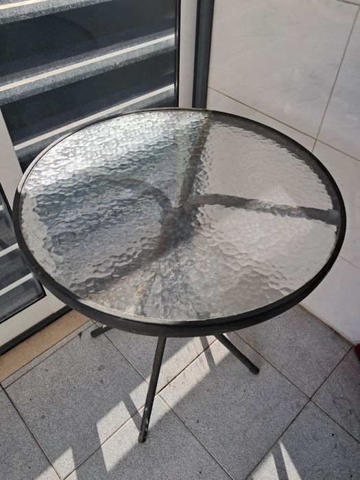 Mesa de apoio de ferro e tampo de vidro redonda