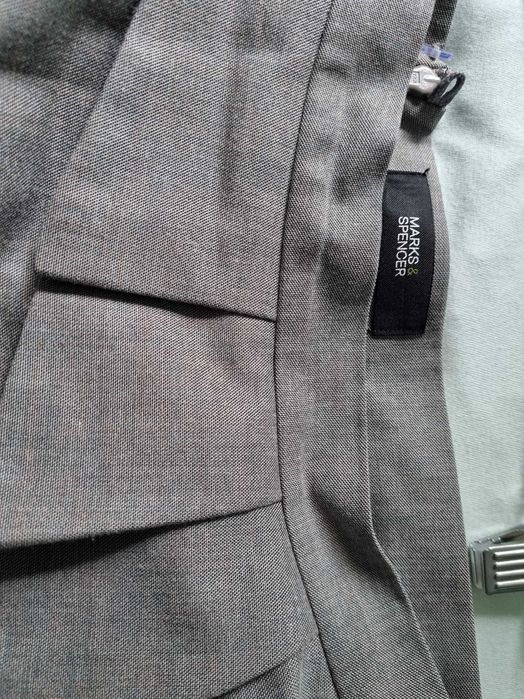 Sprzedam elegancką szarą spódnicę z baskinką