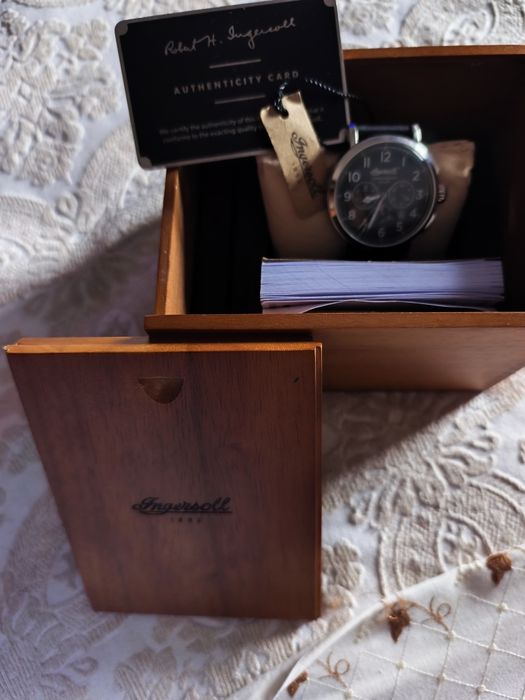 Relógio Ingersoll fabuloso na caixa com todos os documentos