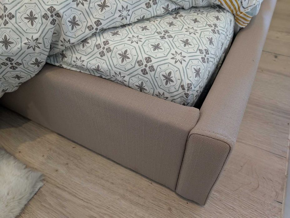 Cama de Casal em Tecido Estofada 140x200cm (Como Nova)