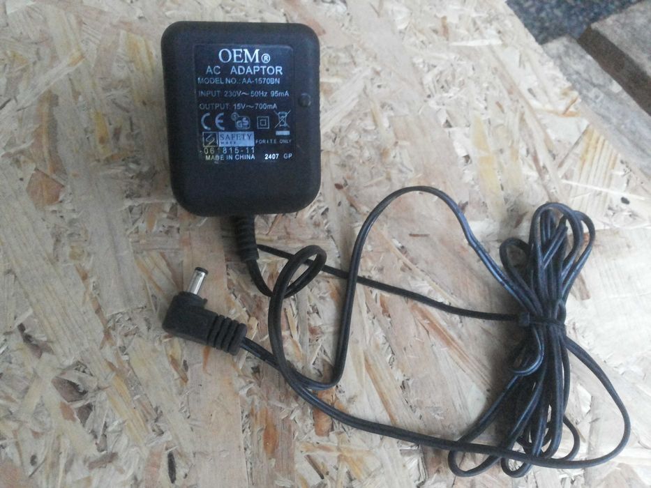 Блок питания - адаптер переменного тока  15 вольт 0.7 ампер, 1 а