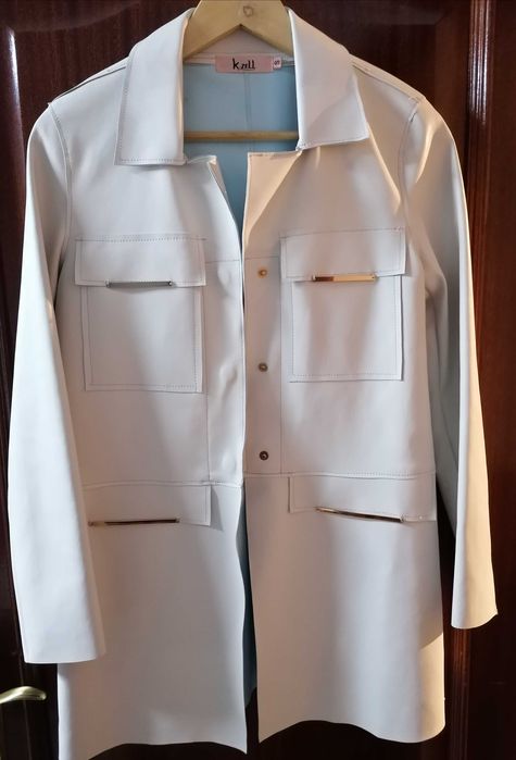 Casaco em ecopele cor pérola