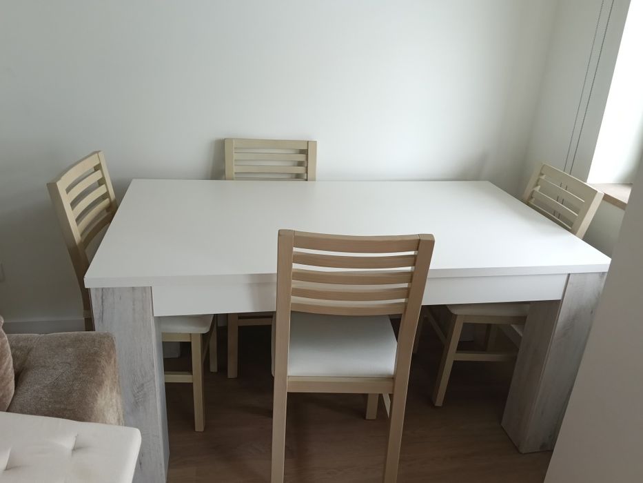 Mesas de jantar e 4 cadeiras,