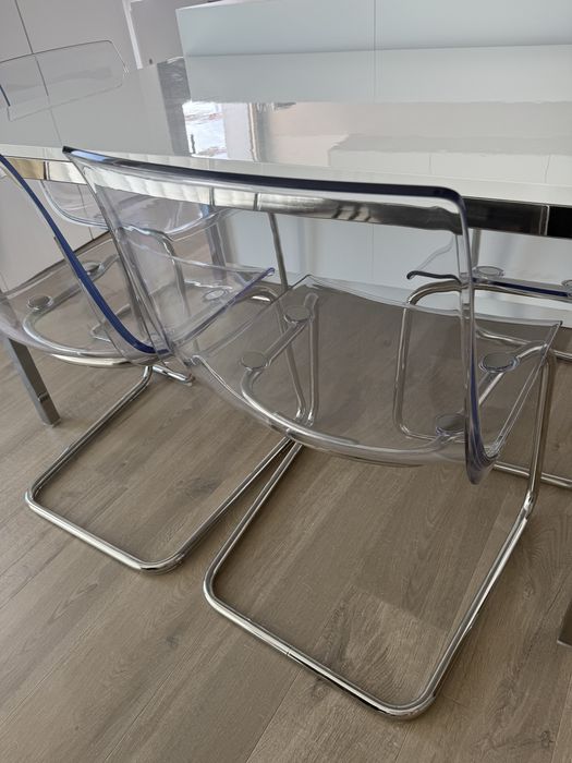Conjunto de mesa com 4 cadeiras