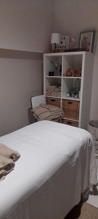 Gabinete de manicure, pedicure, e outro de Estética .