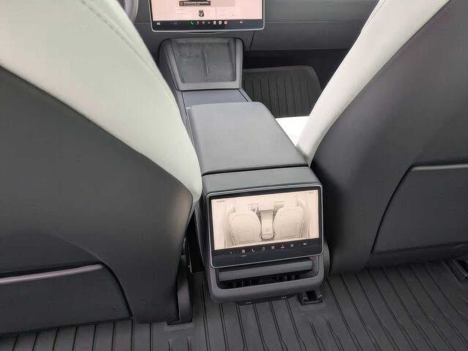 Tesla Model 3      2024