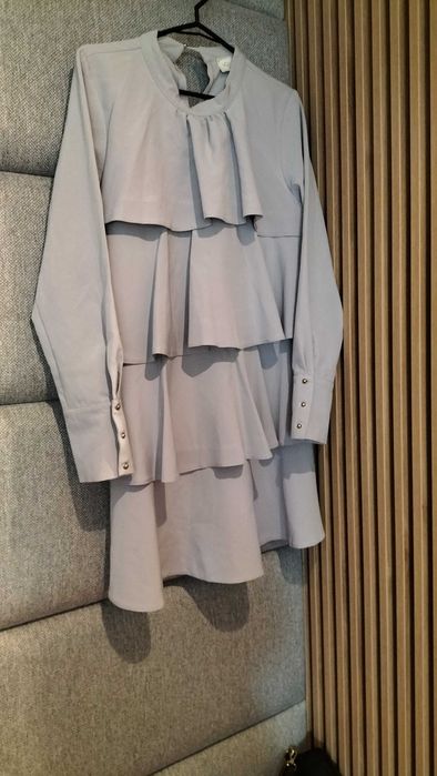 Szara sukienka falbany 40