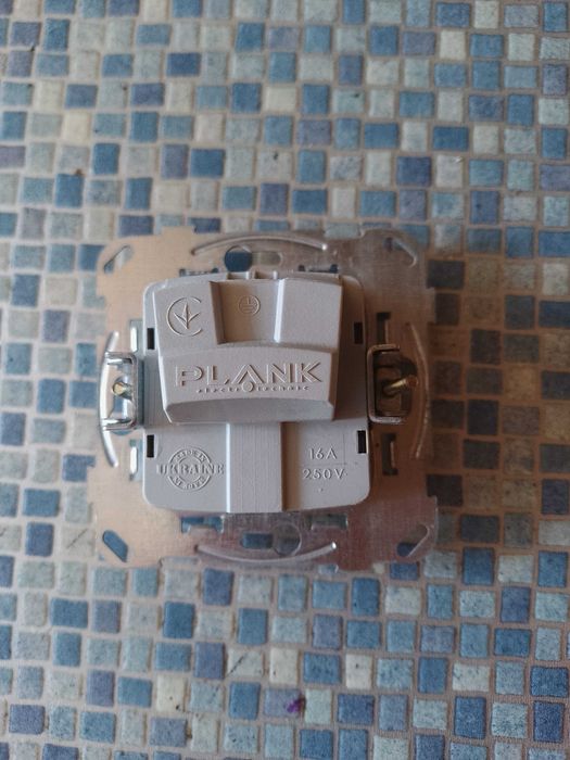 Лот электрофурнитуры PLANK розетки,  выключатели  39 шт.