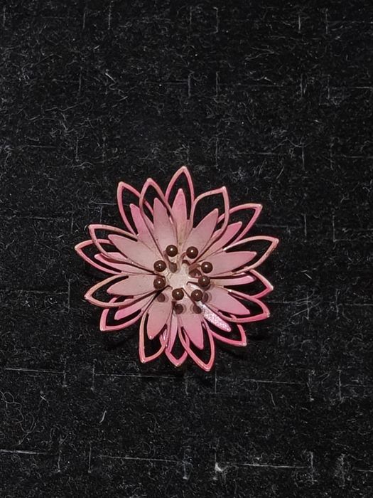 Stara broszka w kształcie kwiatka vintage