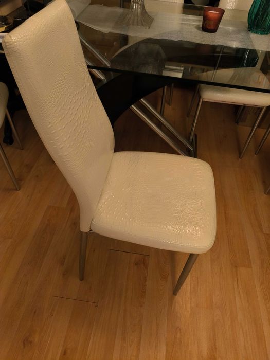 Conjunto mesa e cadeiras de sala de jantar