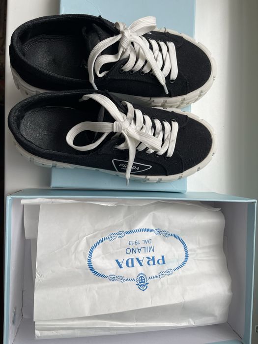 Кеды  черные Prada.