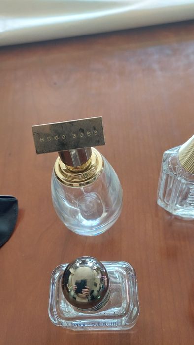 Varios frascos de perfume vazios