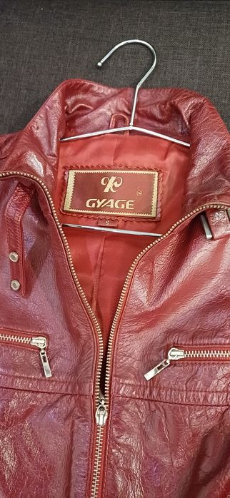 Продам жіночу шкіряну курточку