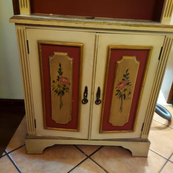 Movel antigo com marcas de uso