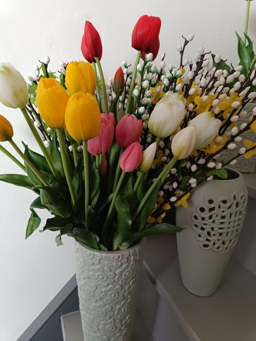 Pęczek tulipanów jak żywe silikonowe białych bazie