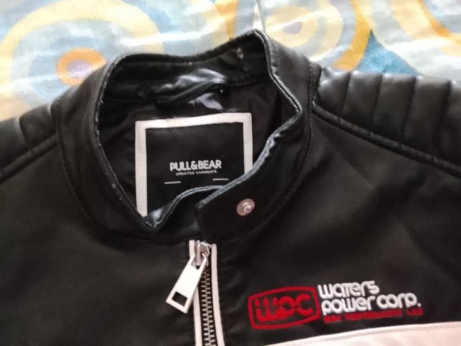 Jaqueta de motociclista Pull&Bear preta e vermelha
