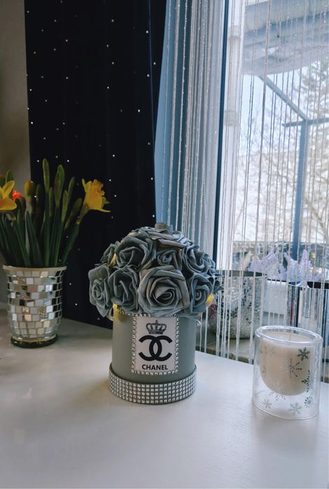 Flower box chanel ze swiatelkami czerwone roze