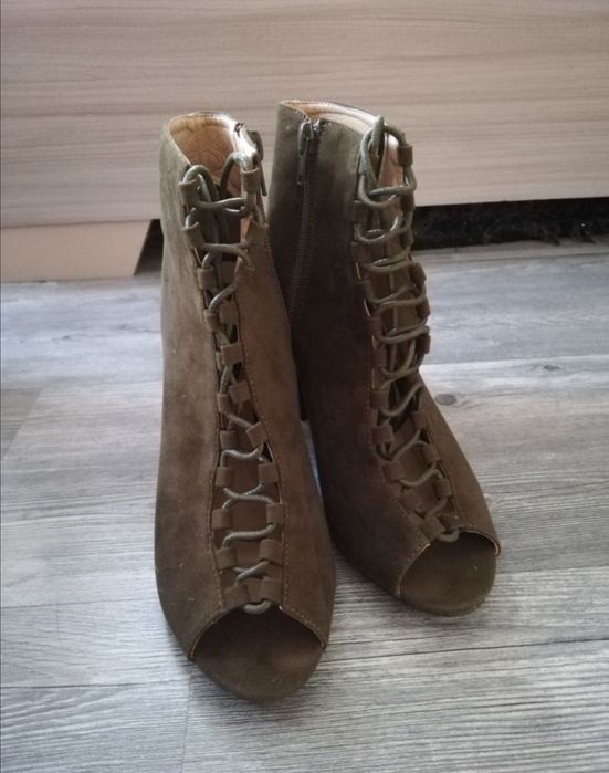 Zielone oliwkowe szpilki wiązane gruby obcas 38