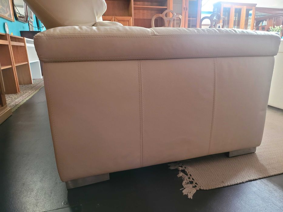 Sofá em pele de cor branco - Cabeceiras são ajustáveis - Bom e