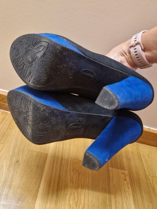 Sapato de salto azul e preto