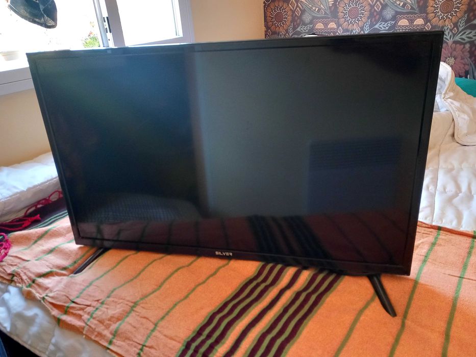 Tv silver recente 33polegadas