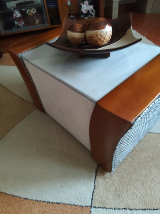 Três sofás e uma secretaria