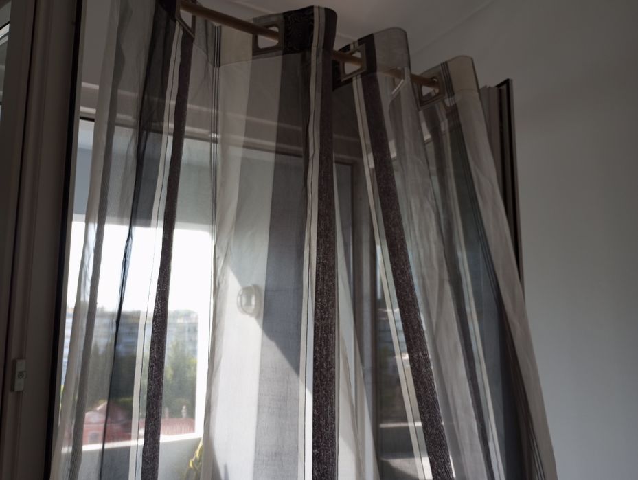 Cortinado em tons cinza e preto