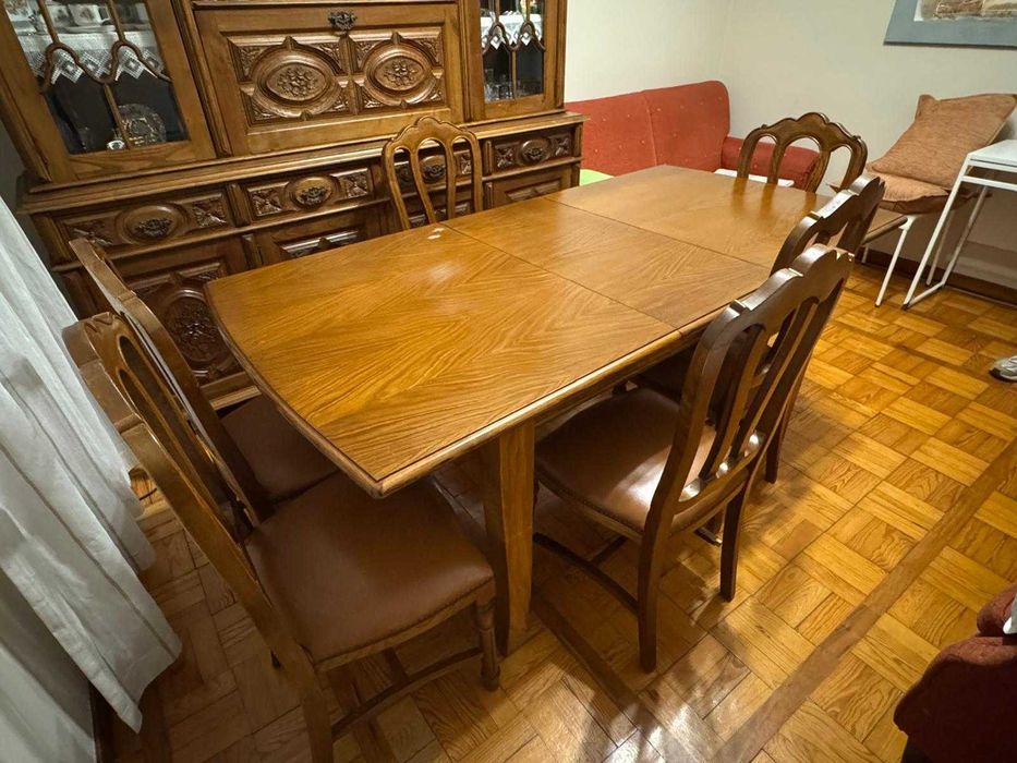 Conjunto de Mesa de Jantar Extensível e Cadeiras em Madeira