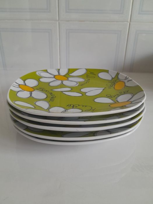 5 Pratos sobremesa de uma coleção da A Loja do Gato Preto