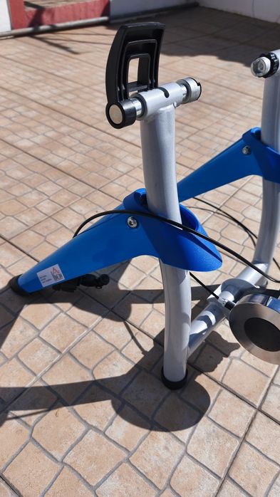 Rolo de bicicleta com resistência ajustavel de 8 níveis.