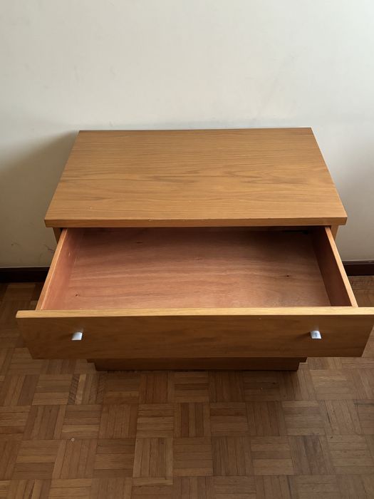 Comóda em madeira maciça