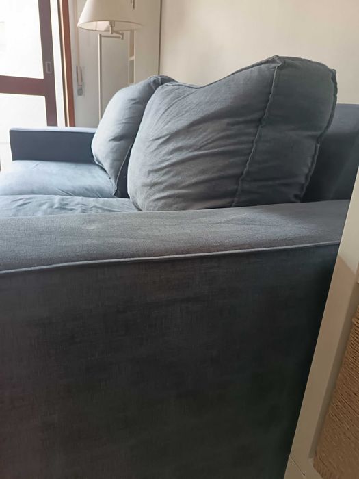 Sofá 3 lugares de cor azul indigo