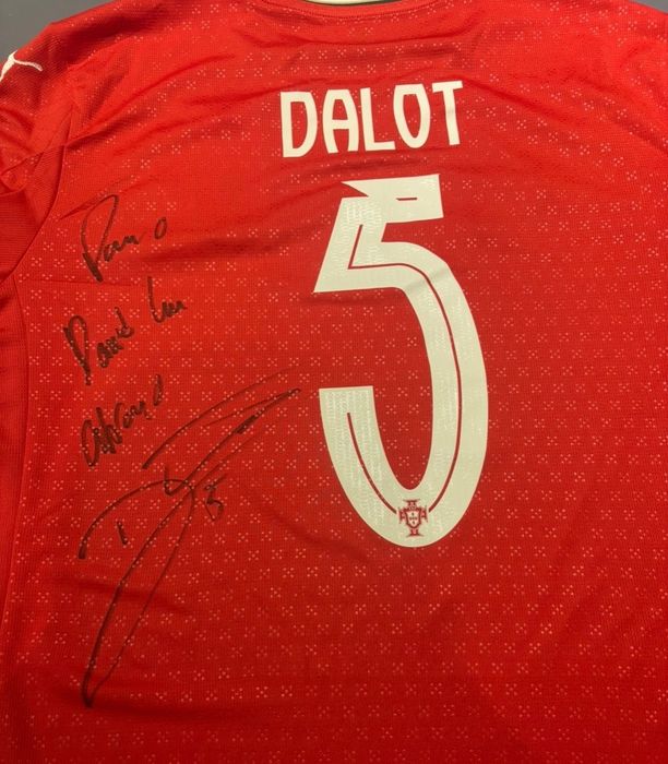 Camisola oficial Dalot autografada