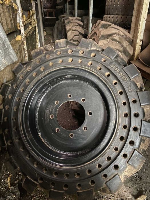 Шина массивная 10-16,5 (30х10х16) в сборе с дисками Китай