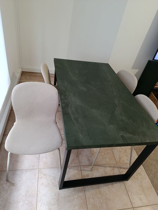 Mesa de jantar com 4 cadeiras