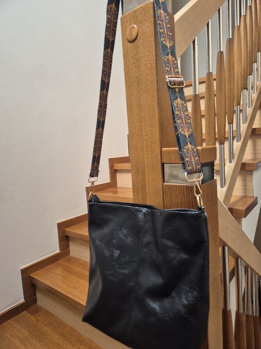 Torebka czarna z paskiem w stylu boho